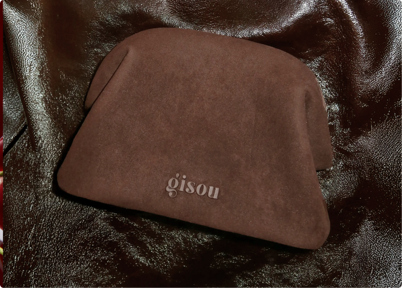 Brown suede Gisou pouch on dark faux fur